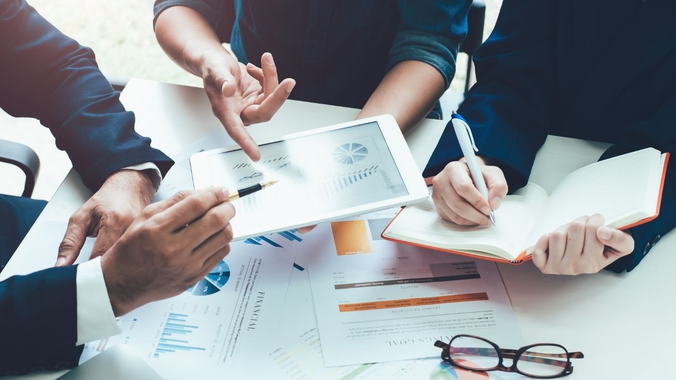 KI-Potenziale in Energie, Industrie, KRITIS und Enterprise Wo sich Künstliche Intelligenz heute rechnet