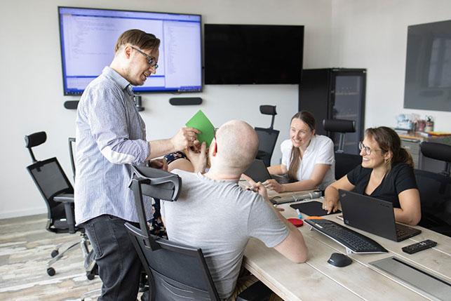 BAYOOTEC Team im Austausch – Partner für individuelle Softwareentwicklung